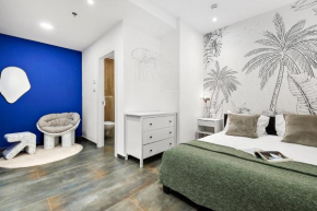 Fresh new place, central w Bomb Shelter right next to the beach M3